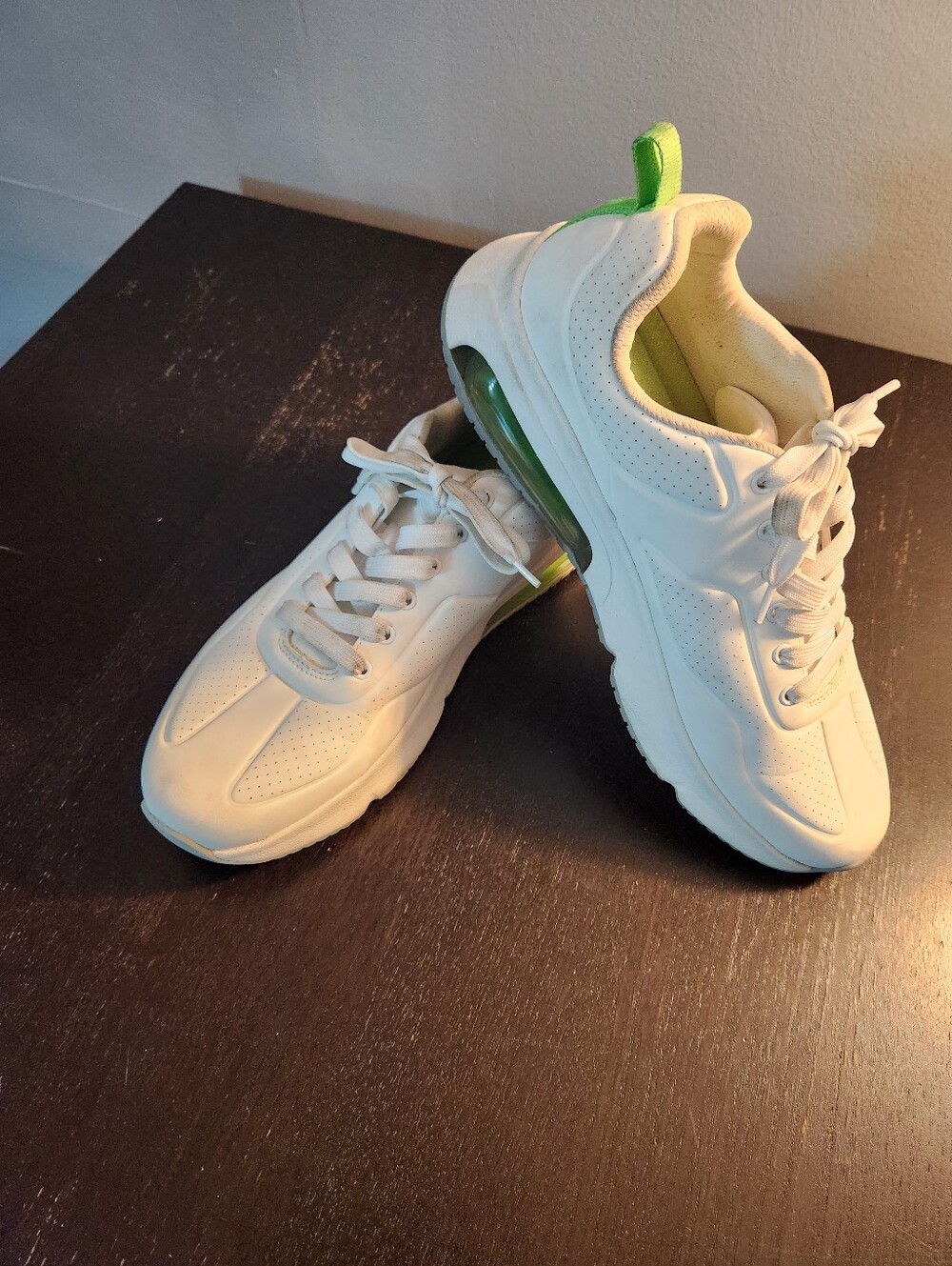 Men's White Sketchers Sneakers with Lime Accent - Stylish Comfort